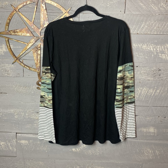 Bundle of 3 boutique brand tops plus one mystery item. - Picture 7 of 10